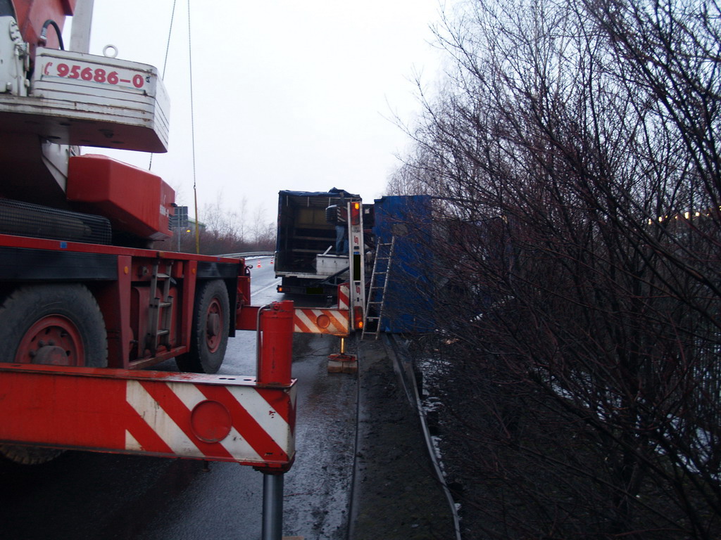 LKW Anhaenger umgekippt Koeln Niehl Geestemuenderstr Industriestr P66.JPG